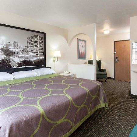 Super 8 By Wyndham Tulsa/Downtown/East Hotel Екстериор снимка