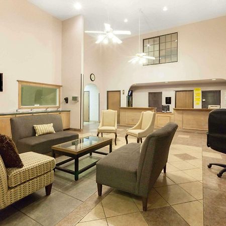 Super 8 By Wyndham Tulsa/Downtown/East Hotel Екстериор снимка