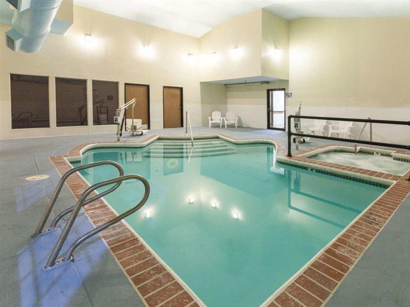 Super 8 By Wyndham Tulsa/Downtown/East Hotel Екстериор снимка