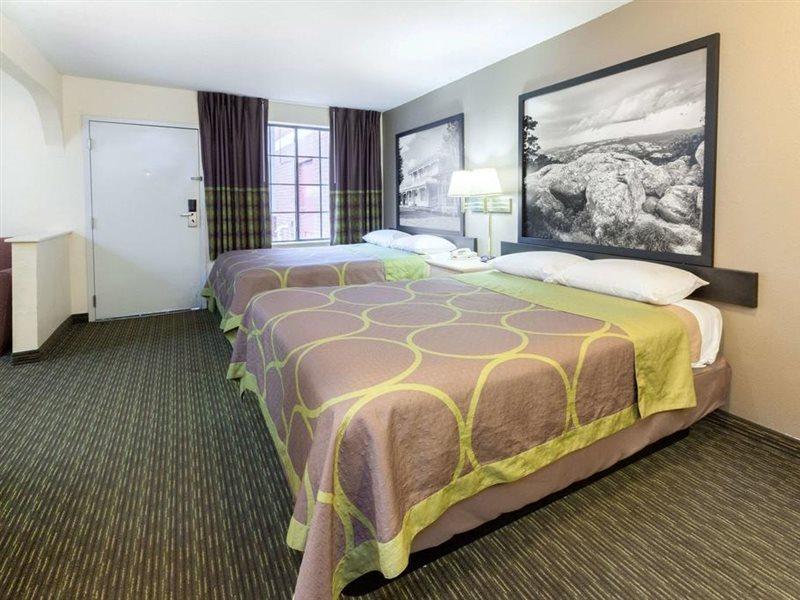 Super 8 By Wyndham Tulsa/Downtown/East Hotel Екстериор снимка