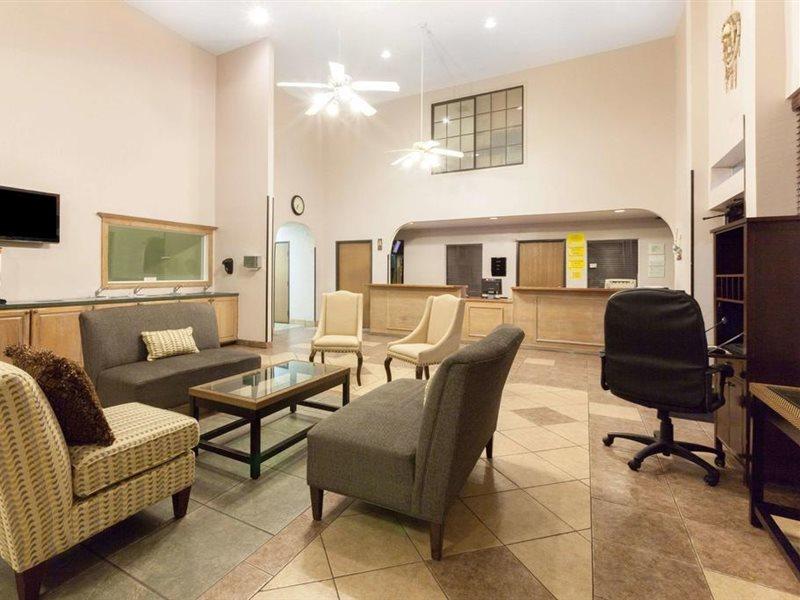 Super 8 By Wyndham Tulsa/Downtown/East Hotel Екстериор снимка