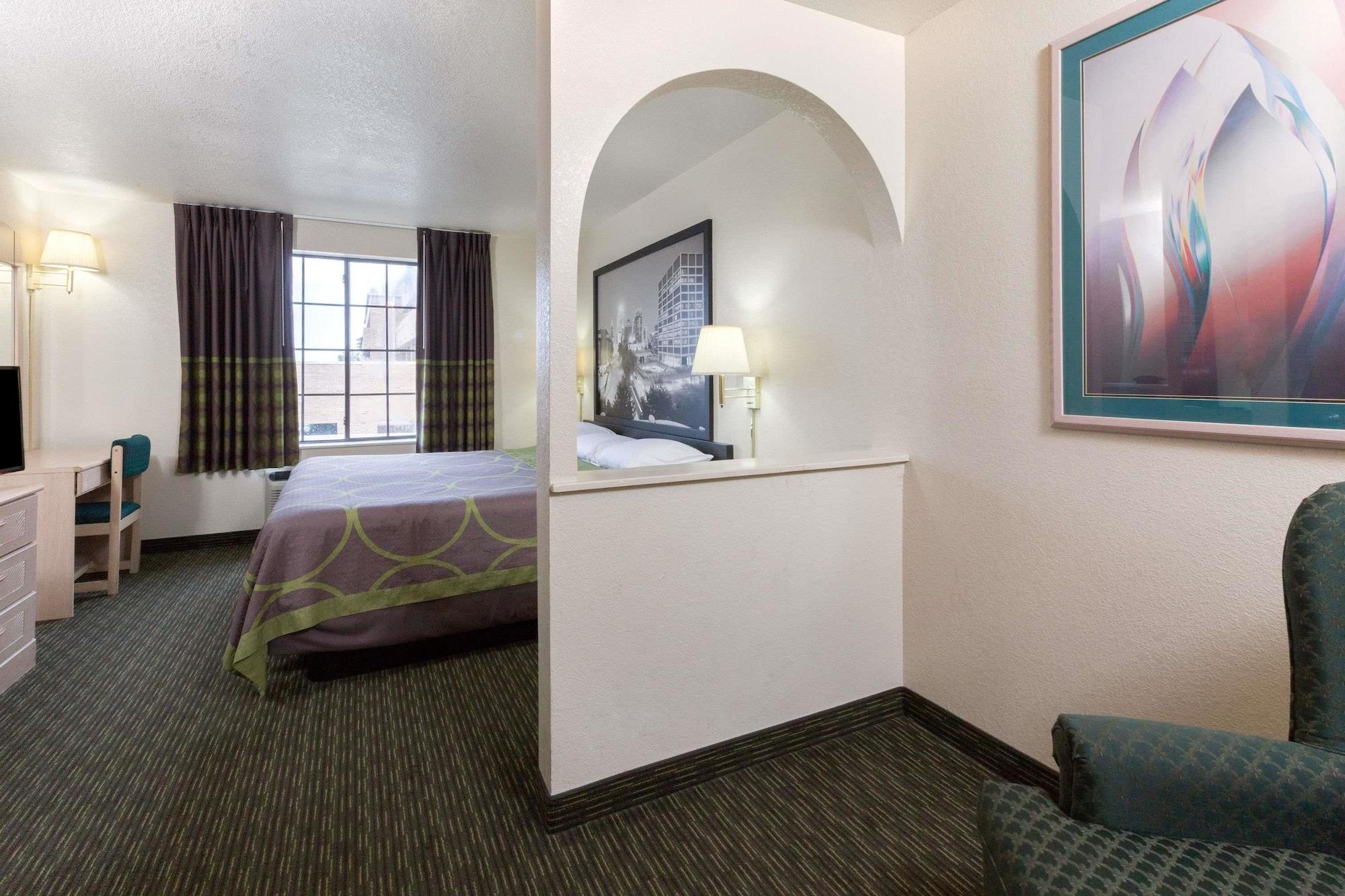 Super 8 By Wyndham Tulsa/Downtown/East Hotel Екстериор снимка