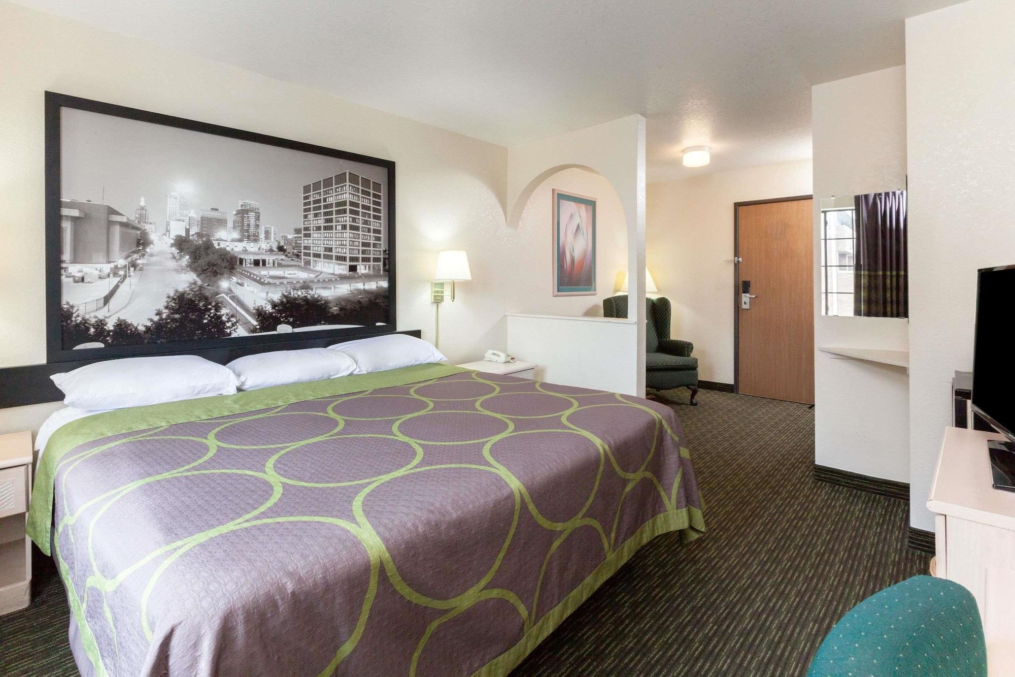Super 8 By Wyndham Tulsa/Downtown/East Hotel Екстериор снимка