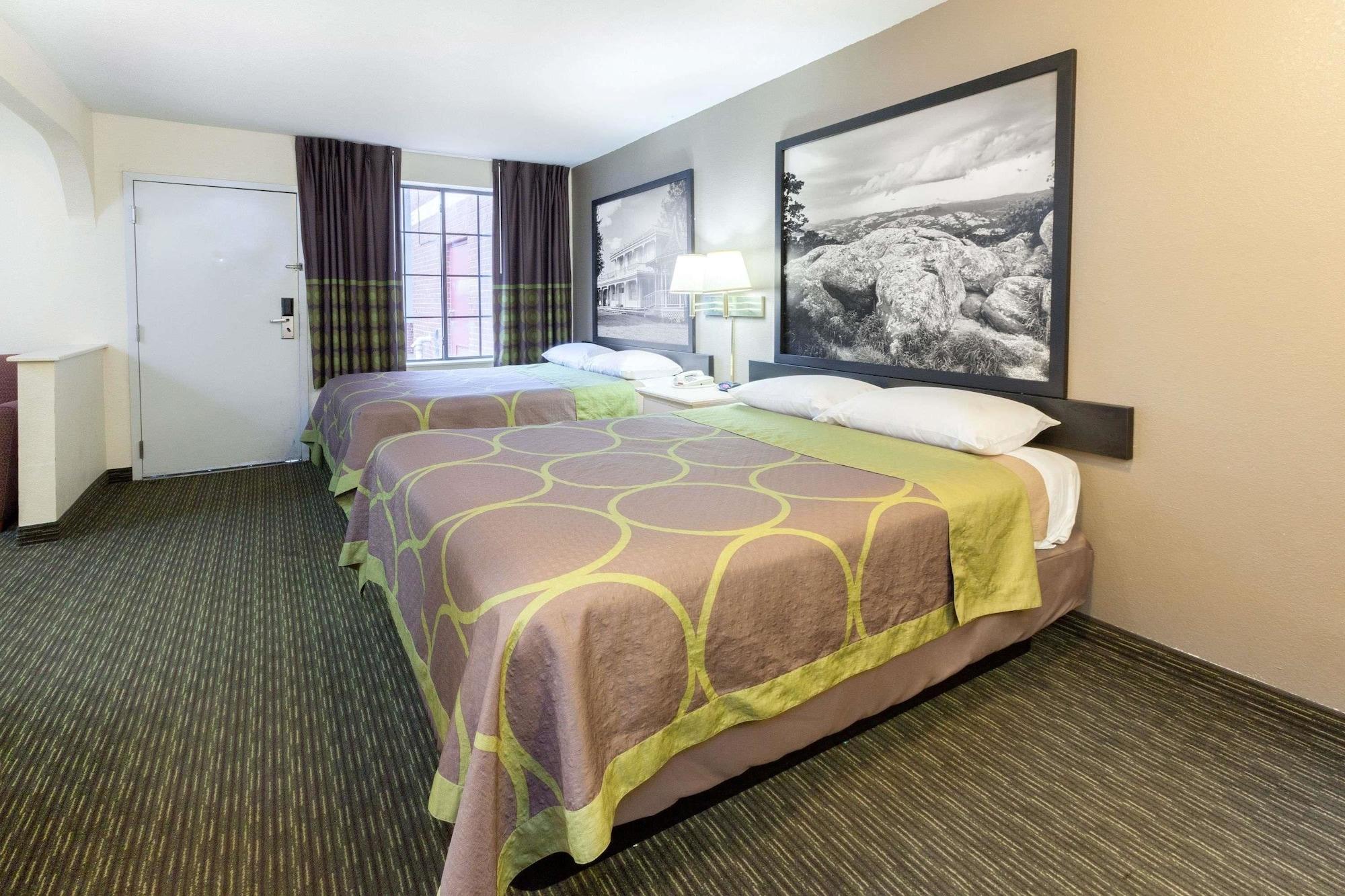 Super 8 By Wyndham Tulsa/Downtown/East Hotel Екстериор снимка