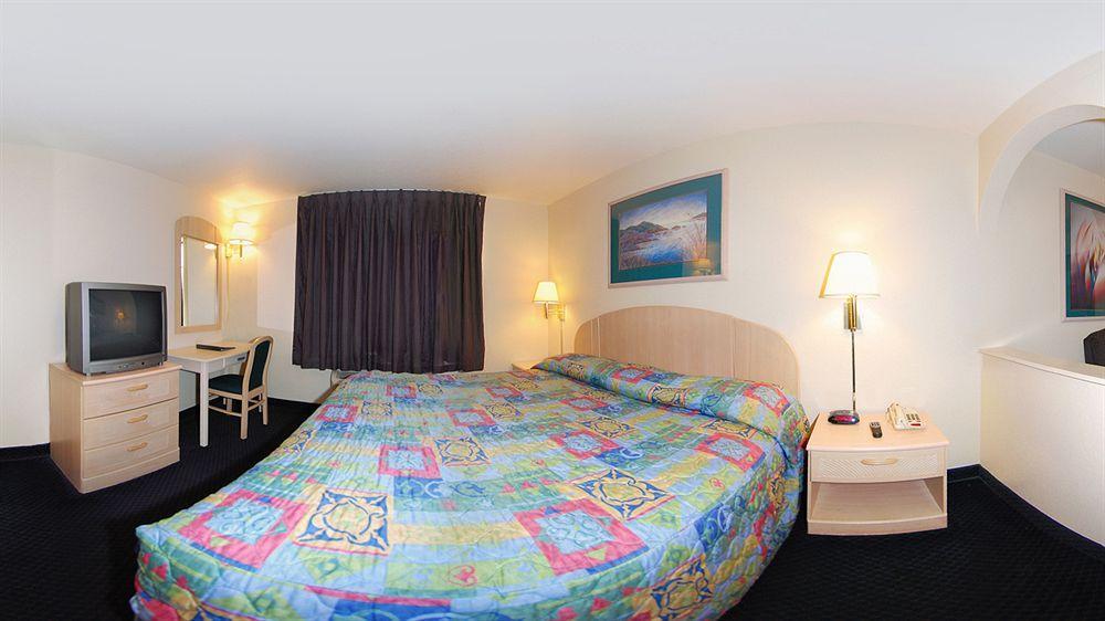 Super 8 By Wyndham Tulsa/Downtown/East Hotel Екстериор снимка