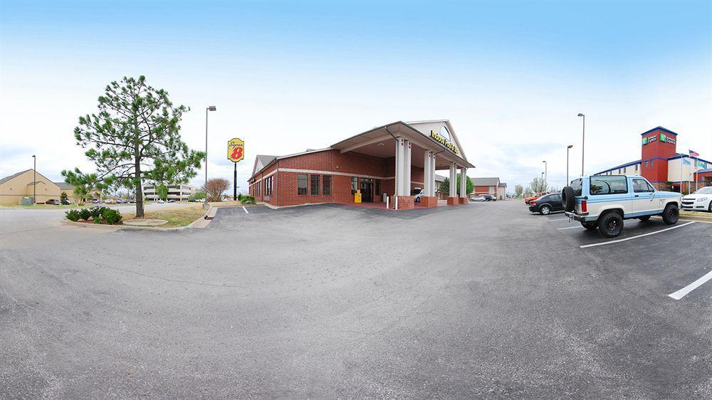 Super 8 By Wyndham Tulsa/Downtown/East Hotel Екстериор снимка