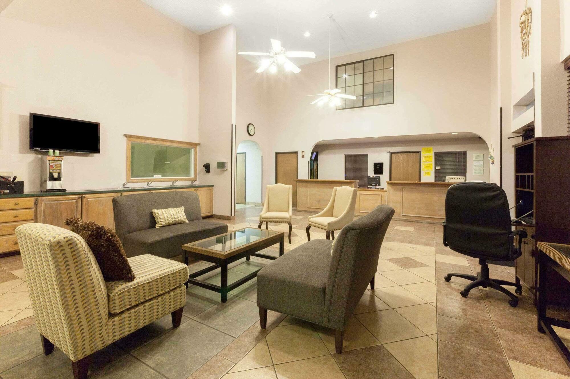 Super 8 By Wyndham Tulsa/Downtown/East Hotel Екстериор снимка