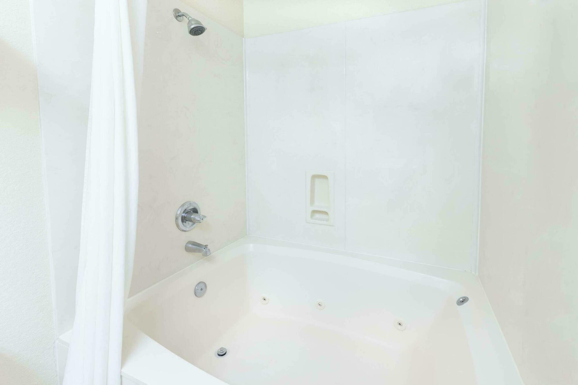 Super 8 By Wyndham Tulsa/Downtown/East Hotel Екстериор снимка