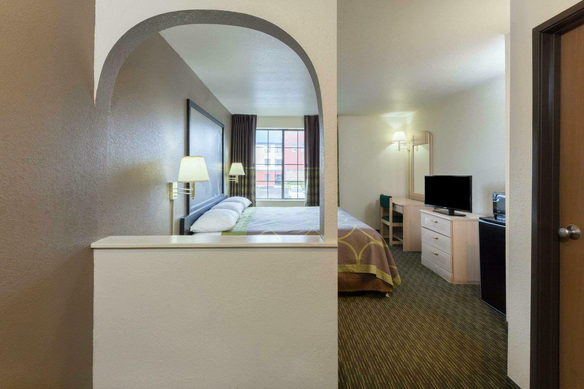 Super 8 By Wyndham Tulsa/Downtown/East Hotel Екстериор снимка